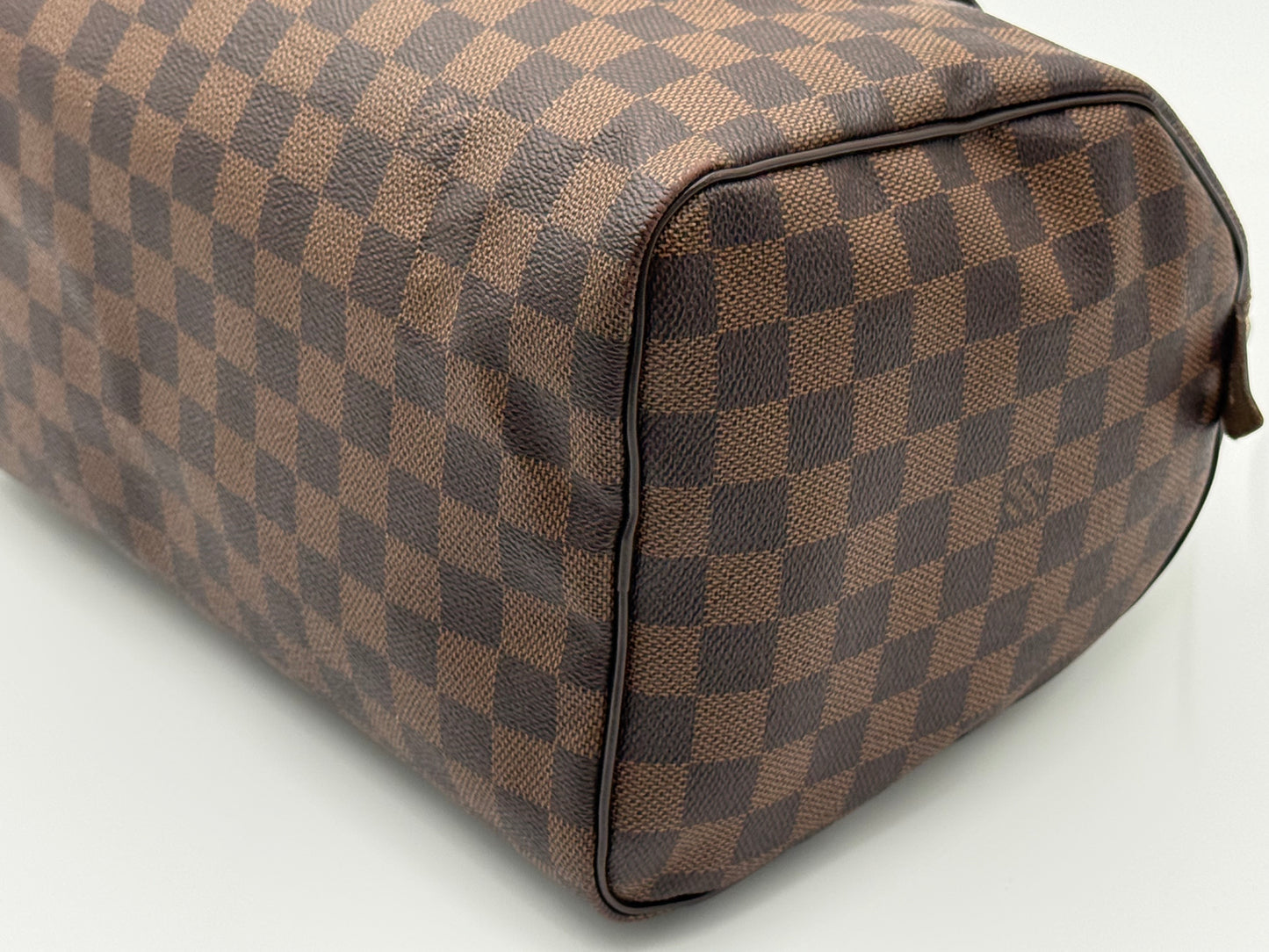 Base and side panel of the Louis Vuitton Speedy 30 in Damier Ebène canvas