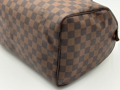 Base and side panel of the Louis Vuitton Speedy 30 in Damier Ebène canvas