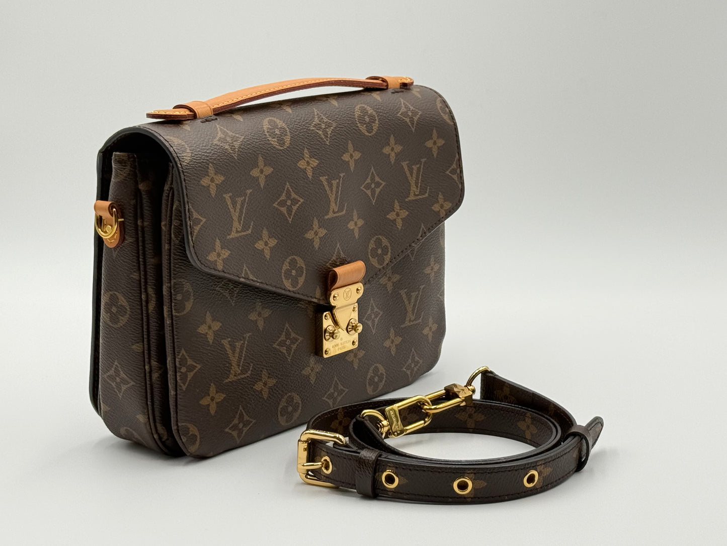 Louis Vuitton Pochette Métis Monogram — left side profile