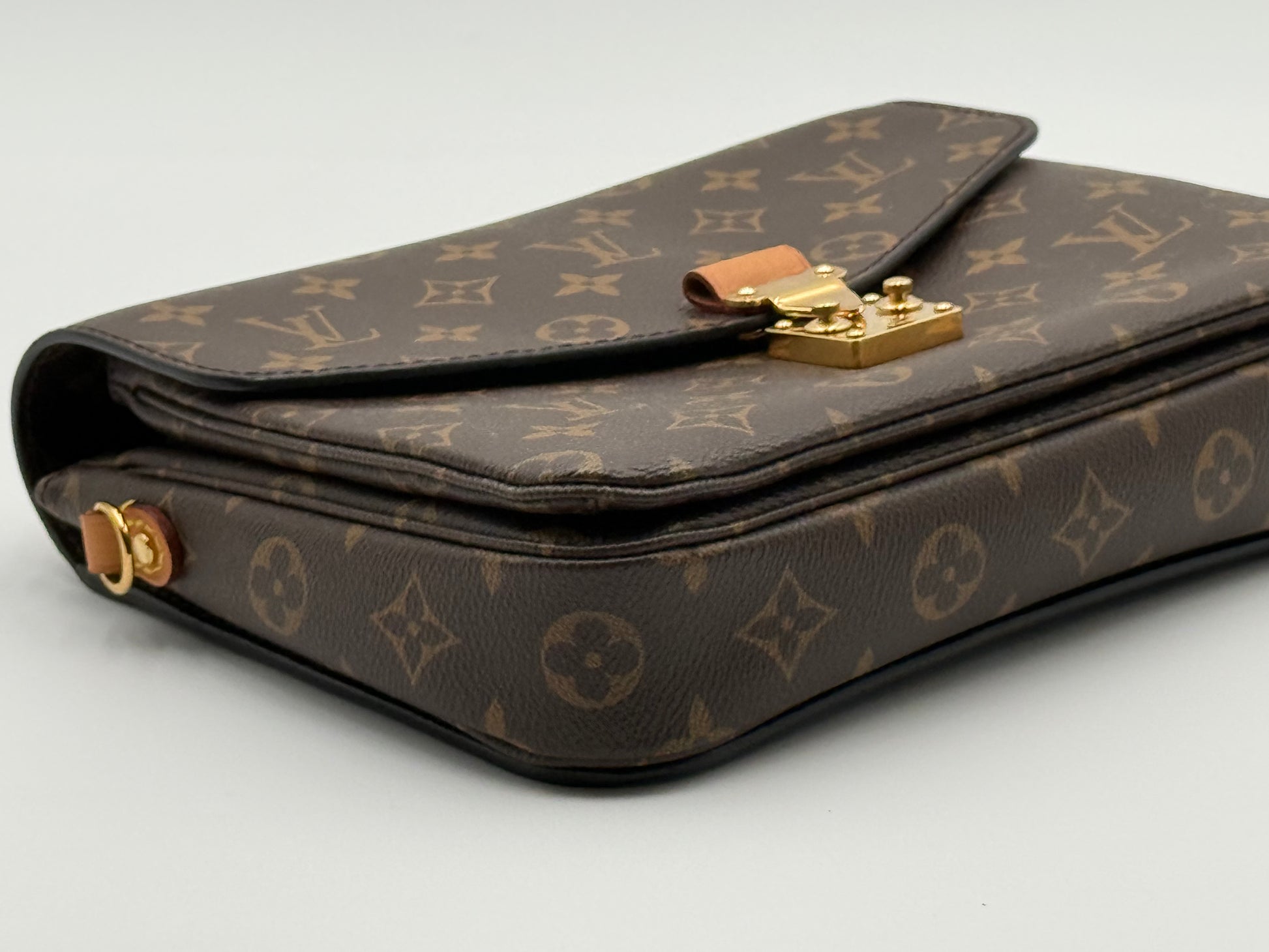 Louis Vuitton Pochette Métis Monogram — base and corner condition