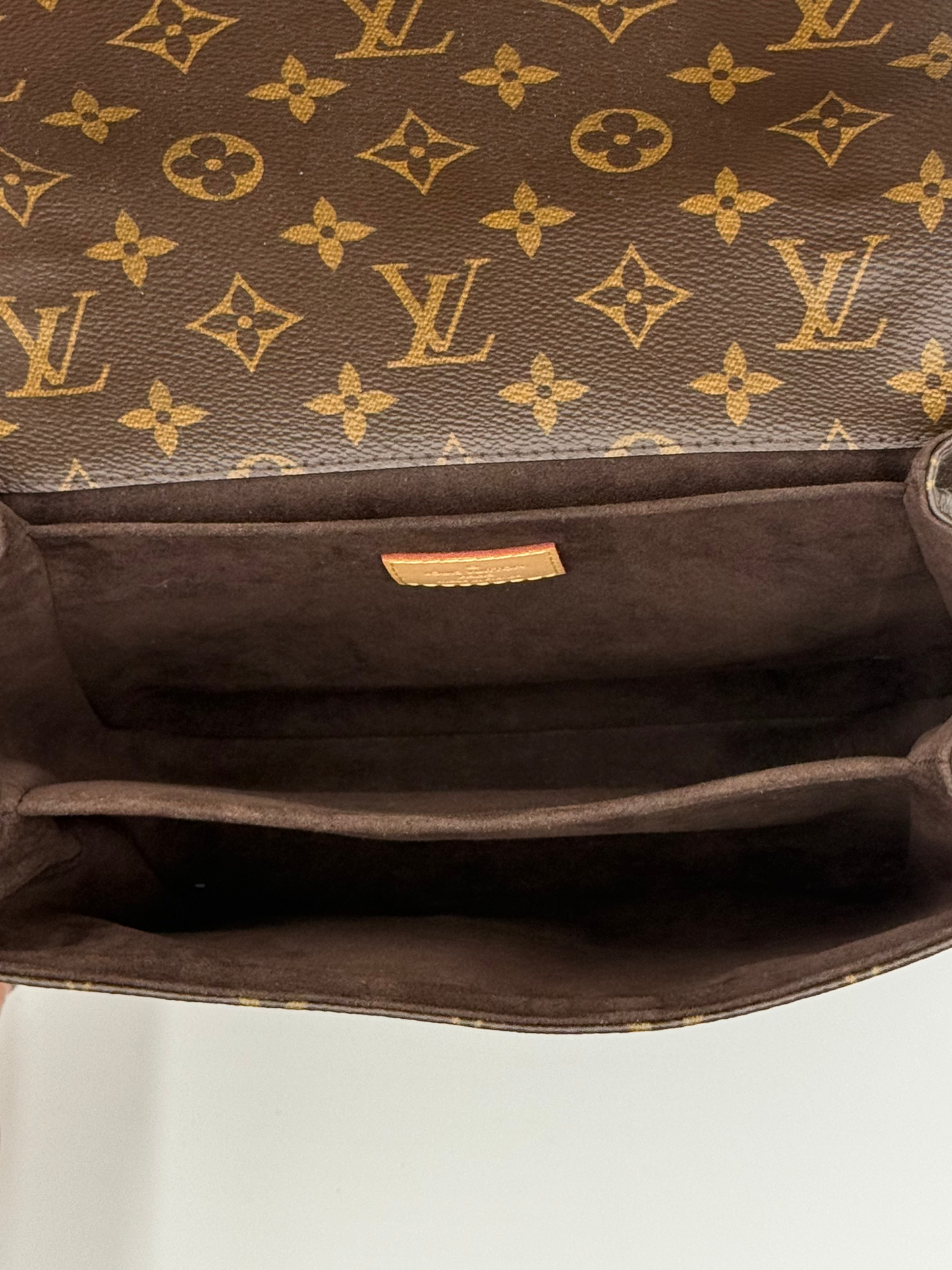 Louis Vuitton Pochette Métis Monogram — vachetta top handle detail