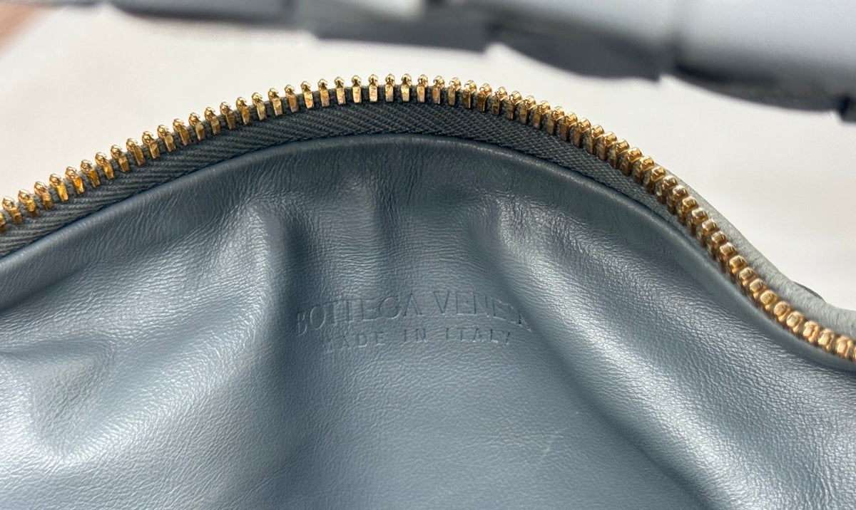 Bottega Veneta Mini Jodie grey Intrecciato leather handbag – interior detail